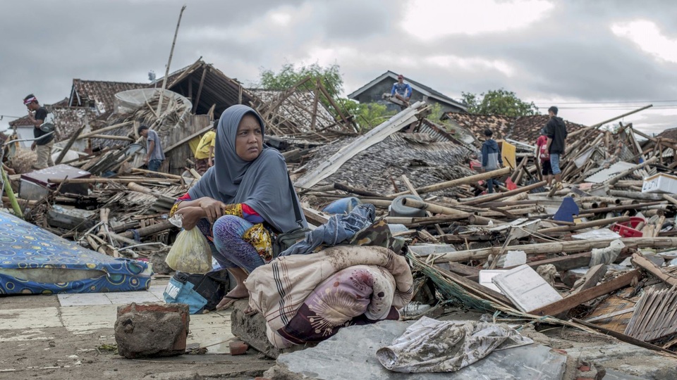 Số người chết tăng, Indonesia gặp khó khăn chồng chất sau sóng thần “quái vật” - Ảnh 2. Số người chết tăng, Indonesia gặp khó khăn chồng chất sau sóng thần “quái vật” - Ảnh 2.