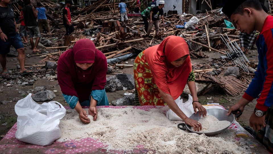 Số người chết tăng, Indonesia gặp khó khăn chồng chất sau sóng thần “quái vật” - Ảnh 6. Số người chết tăng, Indonesia gặp khó khăn chồng chất sau sóng thần “quái vật” - Ảnh 6.