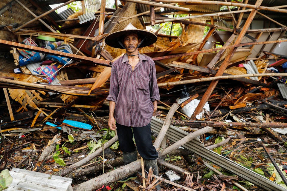 Nhân chứng ám ảnh khoảnh khắc bị sóng thần “nuốt chửng” tại Indonesia - Ảnh 4. Nhân chứng ám ảnh khoảnh khắc bị sóng thần “nuốt chửng” tại Indonesia - Ảnh 4.
