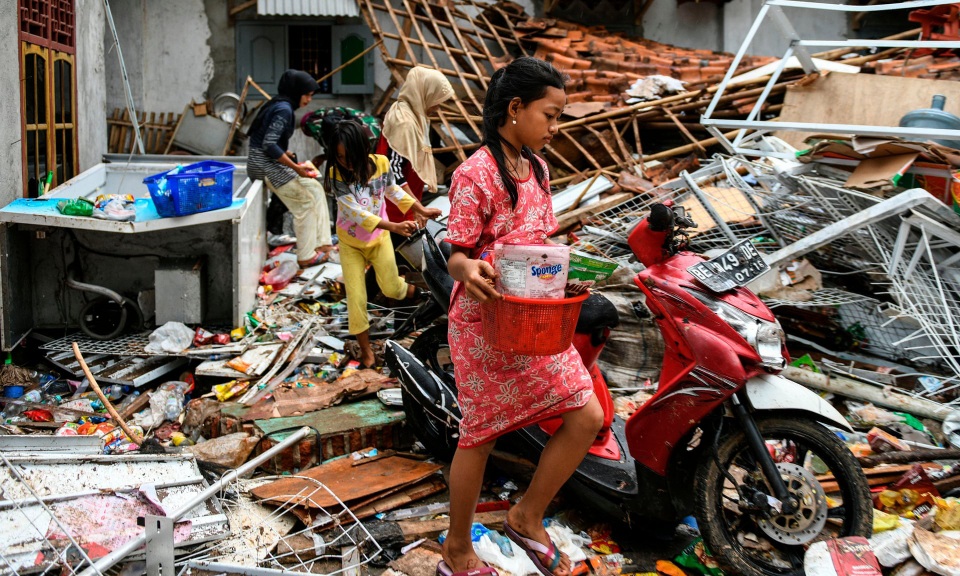 Số người chết tăng, Indonesia gặp khó khăn chồng chất sau sóng thần “quái vật” - Ảnh 5. Số người chết tăng, Indonesia gặp khó khăn chồng chất sau sóng thần “quái vật” - Ảnh 5.