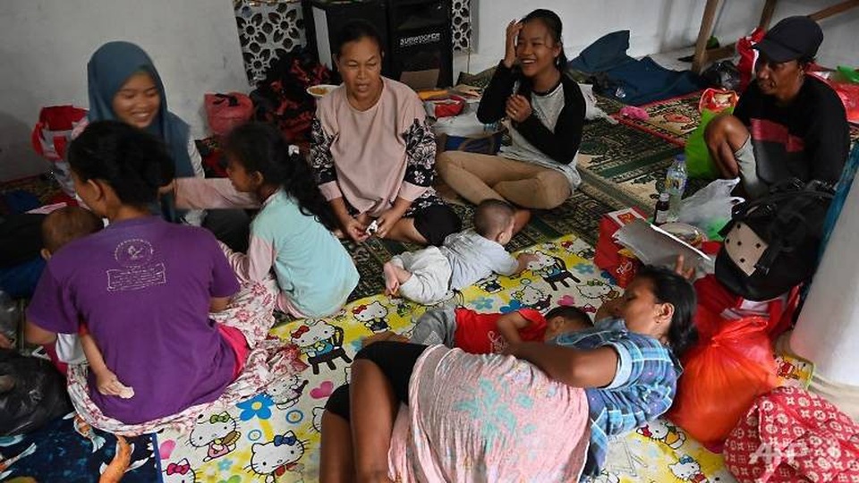 Số người chết tăng, Indonesia gặp khó khăn chồng chất sau sóng thần “quái vật” - Ảnh 3. Số người chết tăng, Indonesia gặp khó khăn chồng chất sau sóng thần “quái vật” - Ảnh 3.