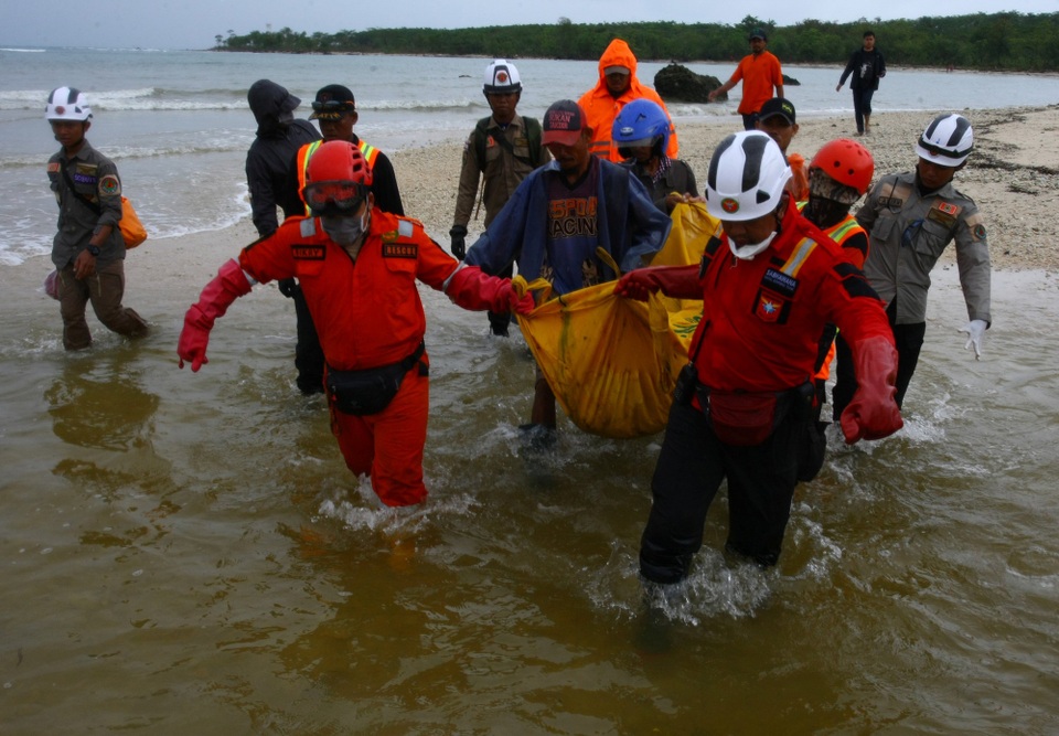 Số người chết tăng, Indonesia gặp khó khăn chồng chất sau sóng thần “quái vật” - Ảnh 7. Số người chết tăng, Indonesia gặp khó khăn chồng chất sau sóng thần “quái vật” - Ảnh 7.