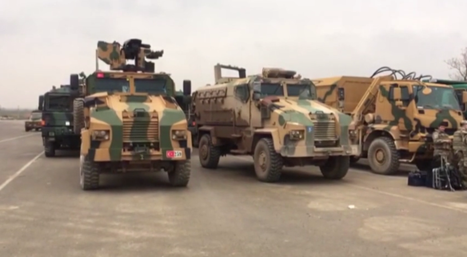 Xe tăng, binh sĩ Thổ Nhĩ Kỳ đổ về biên giới với Syria - Ảnh 2. Xe tăng, binh sĩ Thổ Nhĩ Kỳ đổ về biên giới với Syria - Ảnh 2.