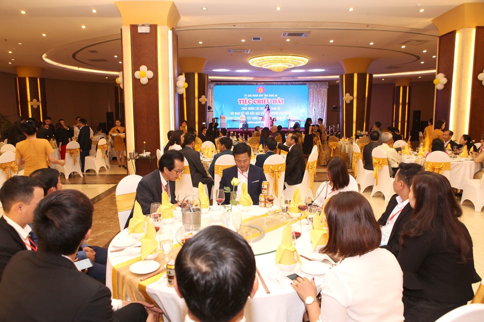 UBND Nghệ An chiêu đãi Kiều bào tại TP Vinh - Ảnh 4. UBND Nghệ An chiêu đãi Kiều bào tại TP Vinh - Ảnh 4.