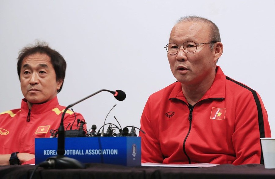 Trợ lý Lee Young Jin: Mục tiêu của tuyển Việt Nam là vượt qua vòng bảng - Ảnh 1. Trợ lý Lee Young Jin: Mục tiêu của tuyển Việt Nam là vượt qua vòng bảng - Ảnh 1.