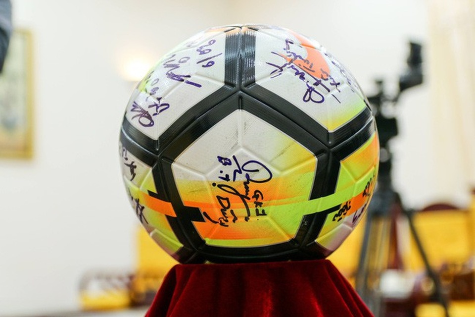 Đấu giá áo của đội tuyển U23, điều chỉnh tuổi hưu, cảnh báo xâm hại trẻ em… - Ảnh 6.