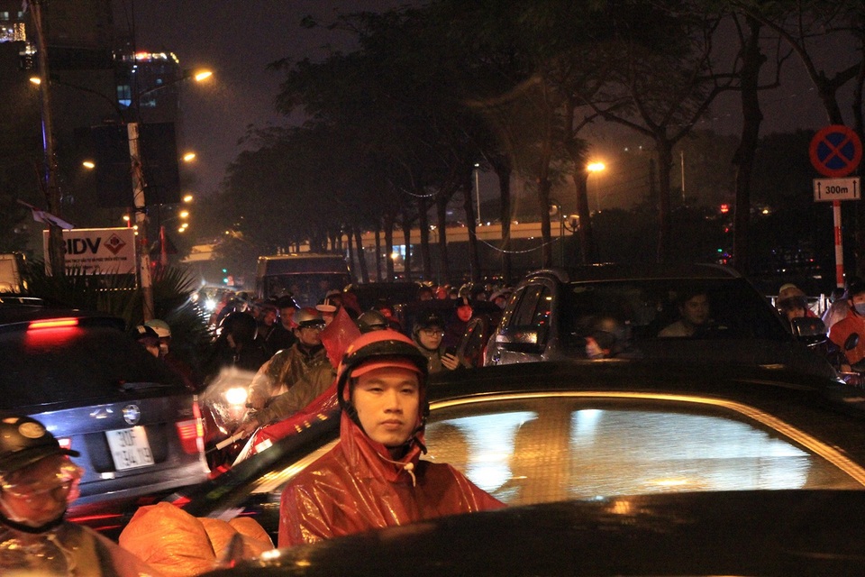 Người dân đổ ra bến xe về nghỉ Tết, đường phố Hà Nội ùn tắc trong mưa - Ảnh 15. Người dân đổ ra bến xe về nghỉ Tết, đường phố Hà Nội ùn tắc trong mưa - Ảnh 15.