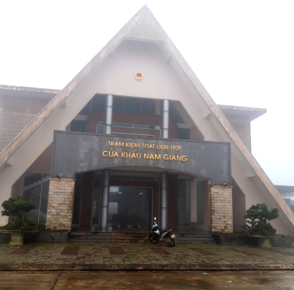 Vụ doanh nghiệp kêu cứu vì thông báo của tỉnh Quảng Nam: Giao Cục hải quan chủ trì giải quyết! - 1 Cửa khẩu Đắc Ốc huyện Nam Giang, nơi các phương tiện chở gỗ làm thủ tục đi qua theo Quốc lộ 14D. Tuy nhiên, tỉnh Quảng Nam cho rằng vì đường xuống cấp nên tạm dừng cho xe chở gỗ lưu thông trên tuyến đường này