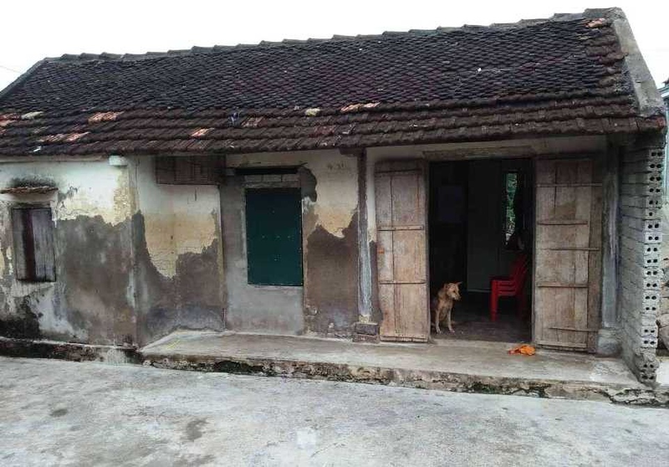 Nỗi thống khổ của gia đình bị "trời đày" - 5
Căn nhà tồi tàn, xuống cấp nghiêm trọng là gia sản lớn nhất của gia đình anh Hồng chị Phượng.