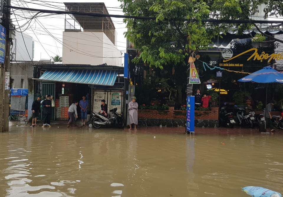 Mưa lũ tại nhiều tỉnh miền Trung, người dân đón Tết dương lịch trong nước lụt - Ảnh 10. Mưa lũ tại nhiều tỉnh miền Trung, người dân đón Tết dương lịch trong nước lụt - Ảnh 10.