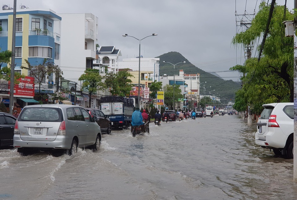 Mưa lũ tại nhiều tỉnh miền Trung, người dân đón Tết dương lịch trong nước lụt - Ảnh 19. Mưa lũ tại nhiều tỉnh miền Trung, người dân đón Tết dương lịch trong nước lụt - Ảnh 19.