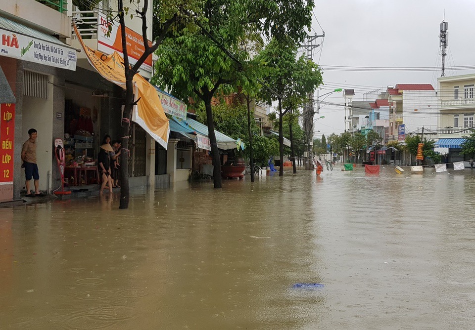Mưa lũ tại nhiều tỉnh miền Trung, người dân đón Tết dương lịch trong nước lụt - Ảnh 11. Mưa lũ tại nhiều tỉnh miền Trung, người dân đón Tết dương lịch trong nước lụt - Ảnh 11.