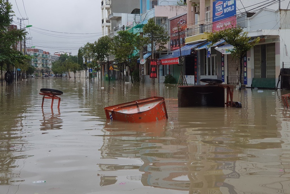 Mưa lũ tại nhiều tỉnh miền Trung, người dân đón Tết dương lịch trong nước lụt - Ảnh 16. Mưa lũ tại nhiều tỉnh miền Trung, người dân đón Tết dương lịch trong nước lụt - Ảnh 16.
