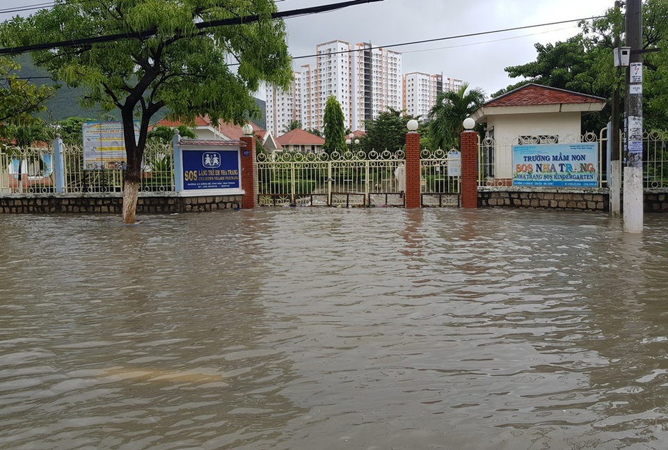 Mưa lũ tại nhiều tỉnh miền Trung, người dân đón Tết dương lịch trong nước lụt - Ảnh 17. Mưa lũ tại nhiều tỉnh miền Trung, người dân đón Tết dương lịch trong nước lụt - Ảnh 17.
