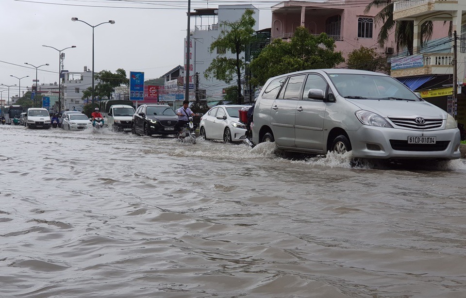Mưa lũ tại nhiều tỉnh miền Trung, người dân đón Tết dương lịch trong nước lụt - Ảnh 18. Mưa lũ tại nhiều tỉnh miền Trung, người dân đón Tết dương lịch trong nước lụt - Ảnh 18.