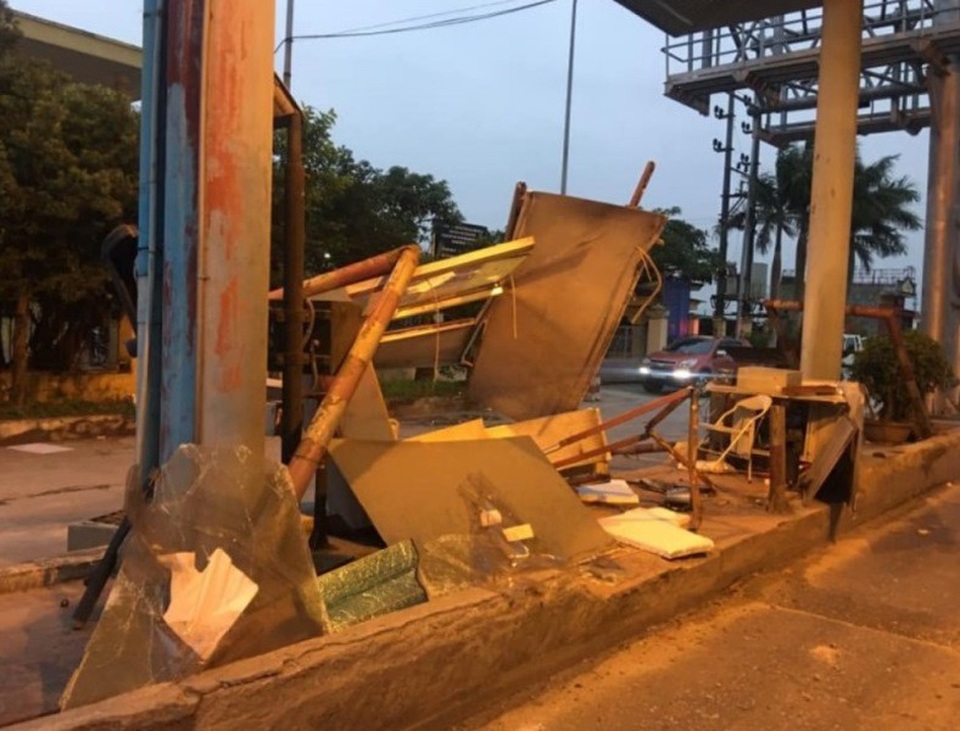 Bộ GTVT yêu cầu đảm bảo an toàn giao thông tại BOT Tân Đệ - 1 Phòng bán vé của BOT Tân Đệ bị đổ sập sau va chạm với xe container