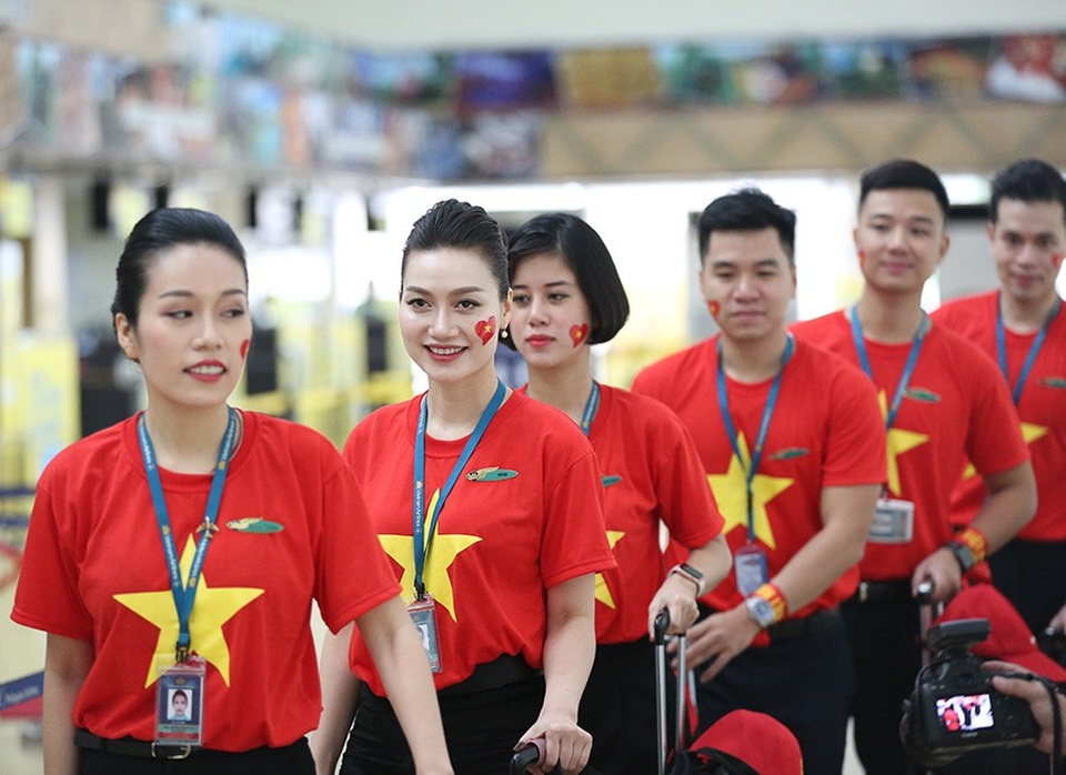 Đội tuyển Việt Nam về nước, chờ đấu Philippines ở Mỹ Đình - 5
Đội tiếp viên hàng không chuẩn bị lên máy bay cùng đội tuyển Việt Nam