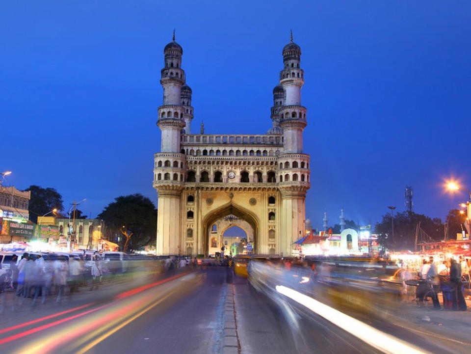 Satya Narayana Nadella sinh vào năm 1967 tại thành phố Hyderabad, ở phía Nam Ấn Độ. Cha ông là một công chức và mẹ ông là giáo sư ngôn ngữ cổ tiếng Phạn.