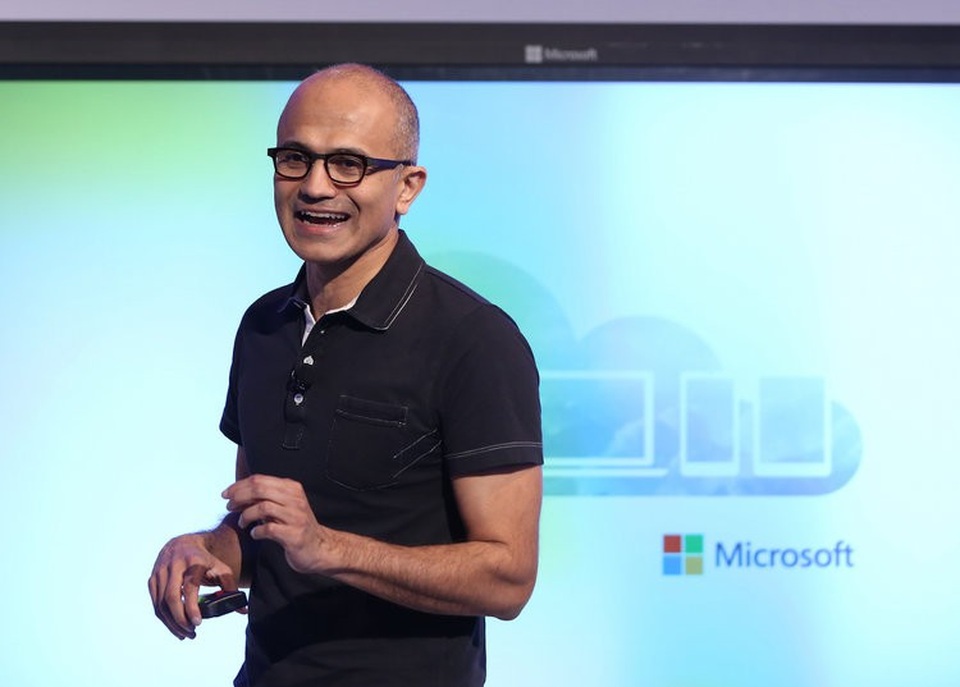 Nadella nhanh chóng giành được sự tín nhiệm từ nhân viên của Microsoft bằng cách thực hiện những thay đổi lớn và nhanh chóng, trong nỗ lực để hướng tới thị phần và giành lại khách hàng.