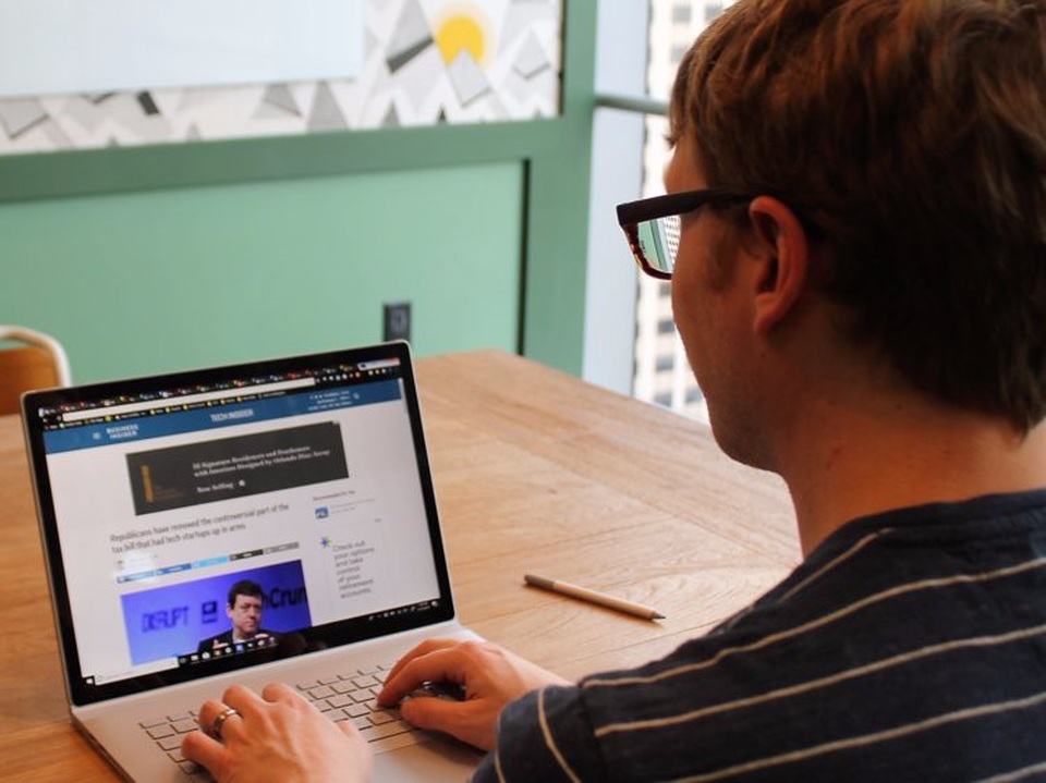 Thành công của Nadella còn kể tới dòng sản phẩm Microsoft Surface Book - thế hệ laptop đầu tiên và duy nhất tại Microsoft, hay ứng dụng công nghệ tương lai trên HoloLens.