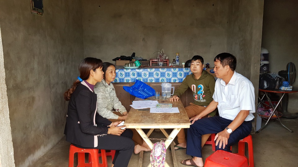 Bạn đọc ủng hộ hơn 300 triệu đồng tới 3 hoàn cảnh xứ Nghệ - 3 Buổi trao quà có sự chứng kiến của lãnh đạo xã Thanh Lâm.