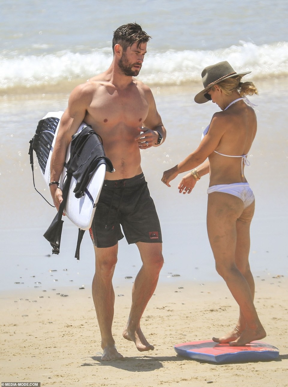 
Chris Hemsworth, 35 tuổi và vợ Elsa Pataky, 42 tuổi khoe dáng khỏe khoắn trên bãi biển
