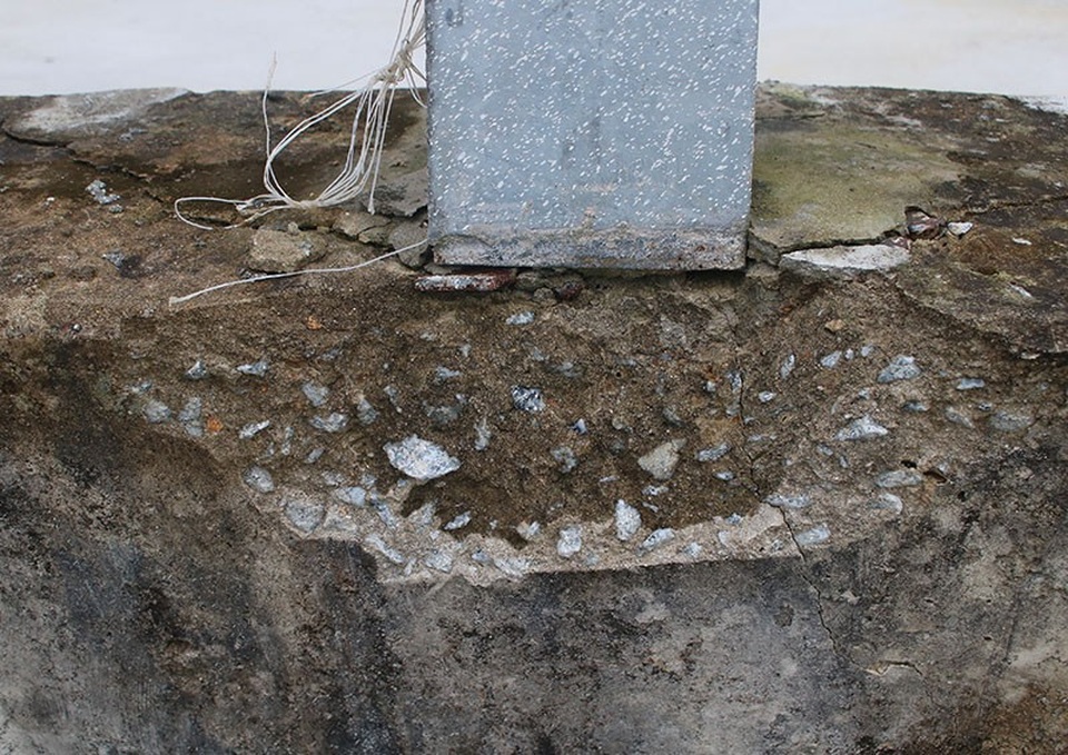 Mặc dù chưa được sử dụng lần nào nhưng một số hạng mục của cầu đã bắt đầu xuống cấp.