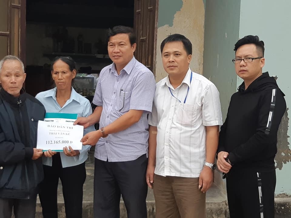 Bạn đọc ủng hộ hơn 300 triệu đồng tới 3 hoàn cảnh xứ Nghệ - 1 Cùng chính quyền xã Quang Thành thực hiện trao quà đến gia đình ông Kế.