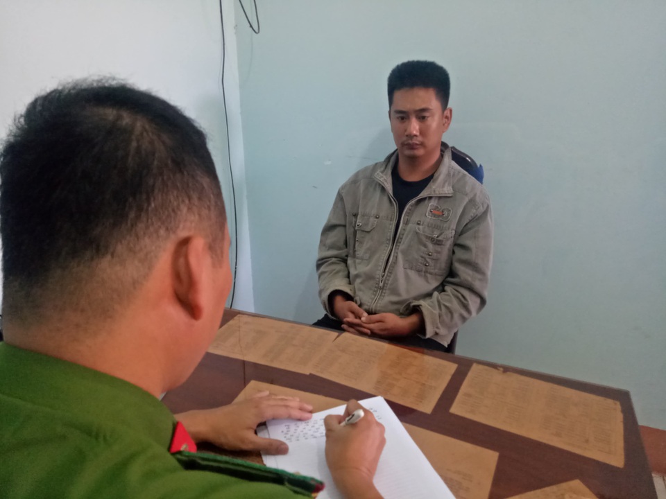 Nghi can đâm chết bạn trong buổi tiệc chia tay ra đầu thú - 1 Đối tượng Quốc tại cơ quan công an