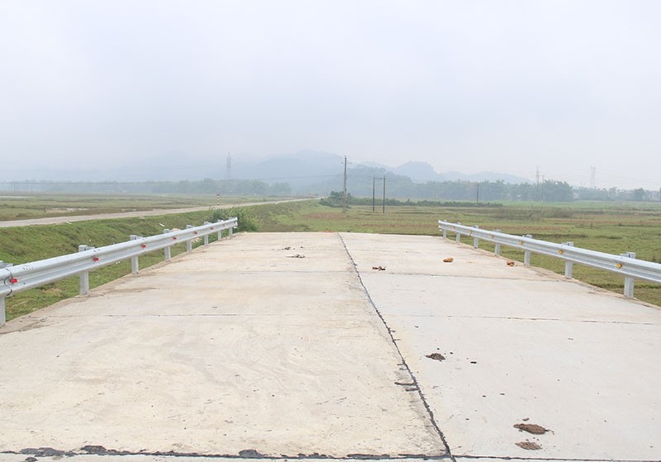 ...còn phía Bắc tiếp tục được chắp nối khoảng 100m rồi dừng lại giữa đồng.