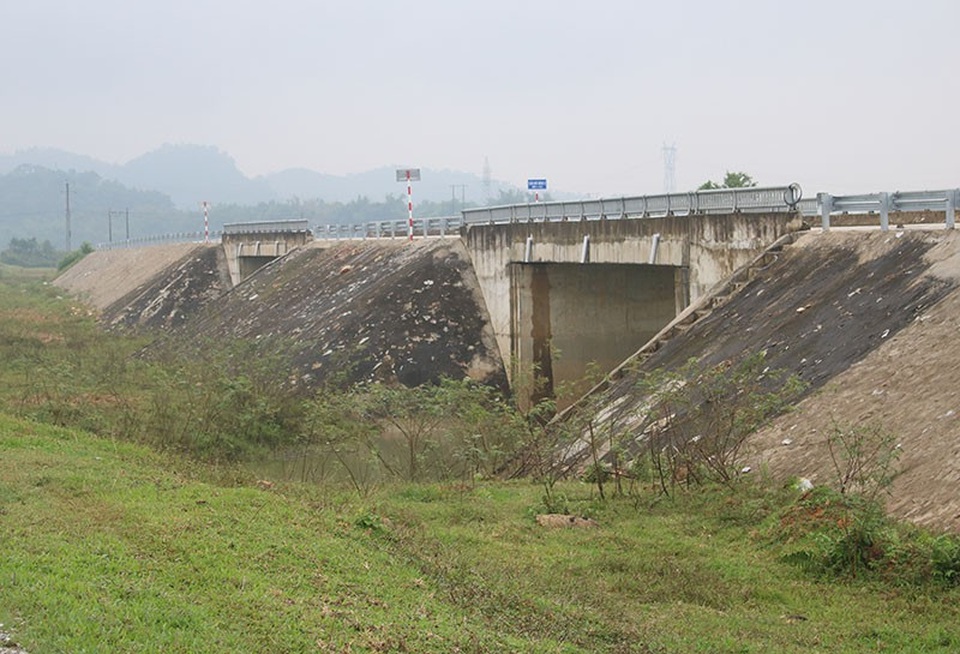 Hai cây cầu dẫn ra giữa đồng ở xã Sơn Long.