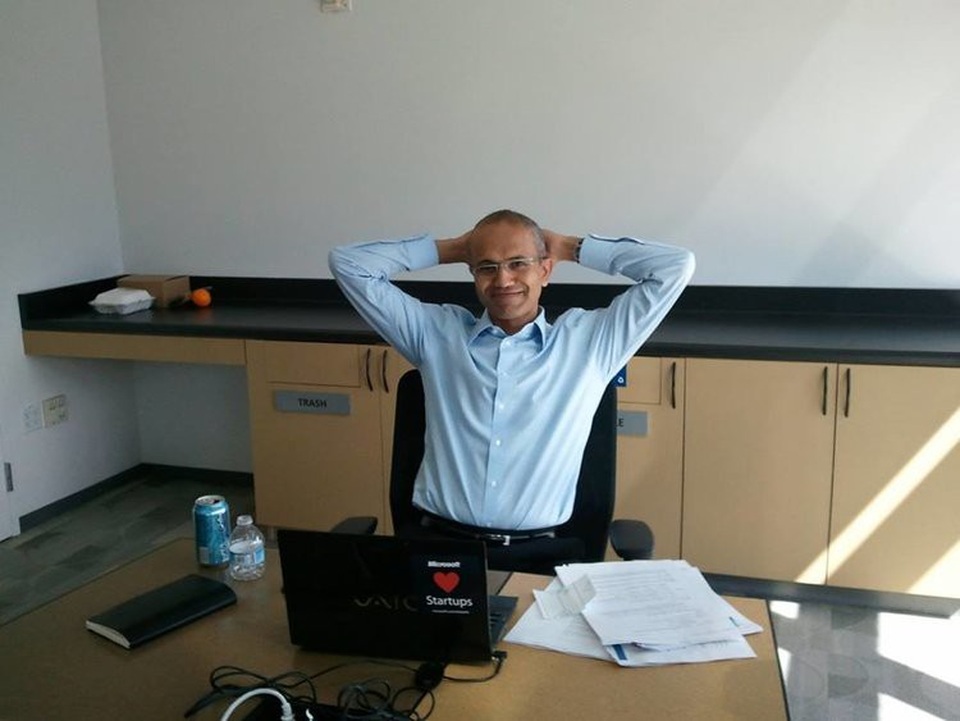 Lúc bấy giờ, Nadella là một trong số khoảng 30 người nhập cư Ấn Độ làm việc tại Microsoft. Các dự án đầu tiên của ông bao gồm sản phẩm TV tương tác của Microsoft và hệ điều hành Windows NT.