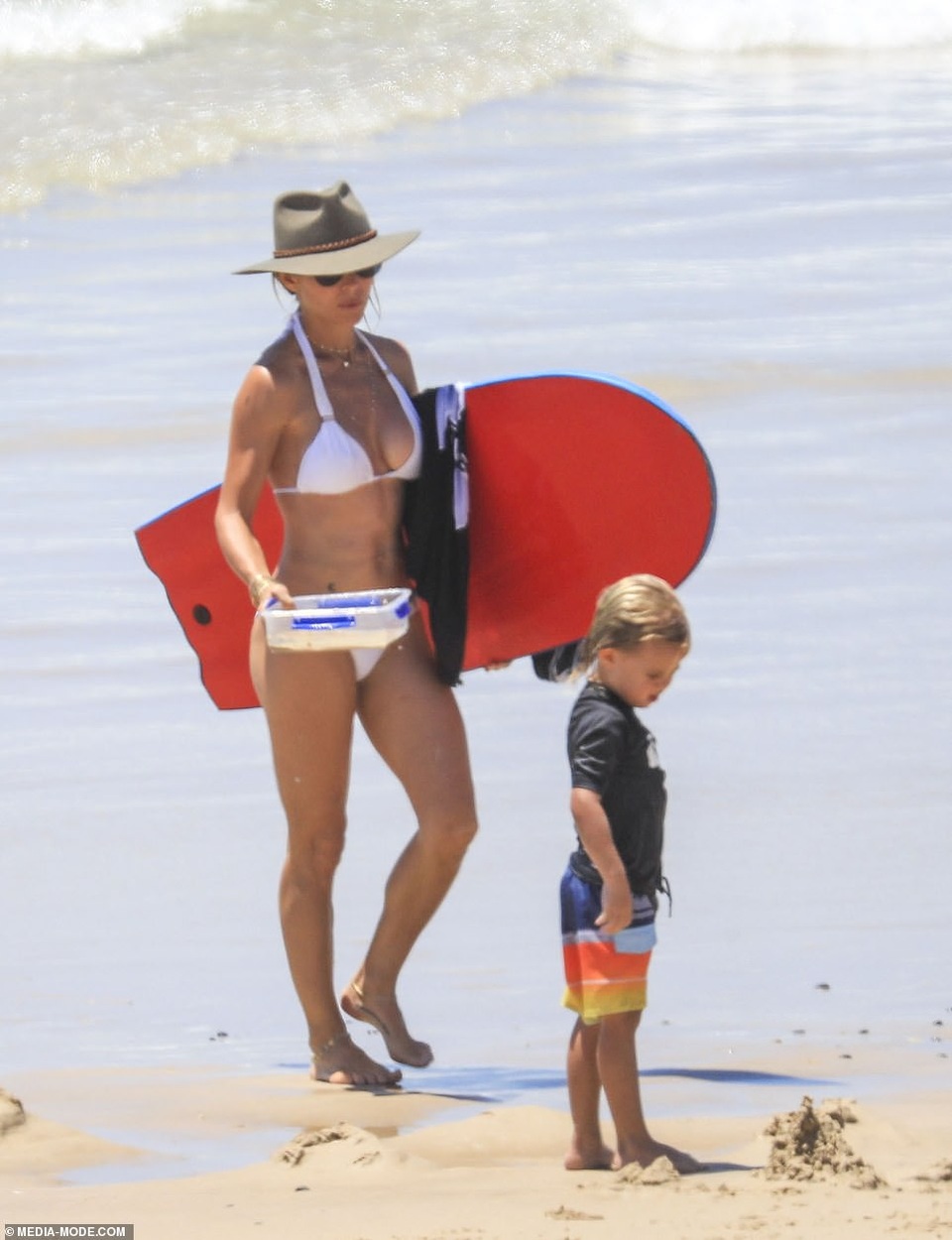 
Ngôi sao xinh đẹp hầu như lui về hậu trường để chồng tập trung phát triển sự nghiệp
