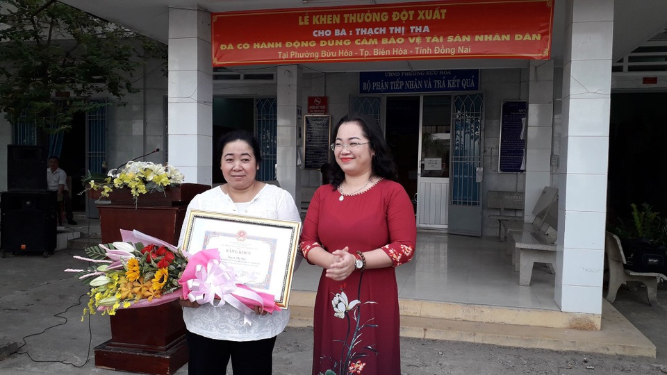 Khen thưởng người phụ nữ trả lại 100 triệu đồng cho người đánh rơi - 1 Đại diện Ban thi đua khen thưởng tỉnh Đồng Nai trao tặng bằng khen cho bà Thạch Thị Tha