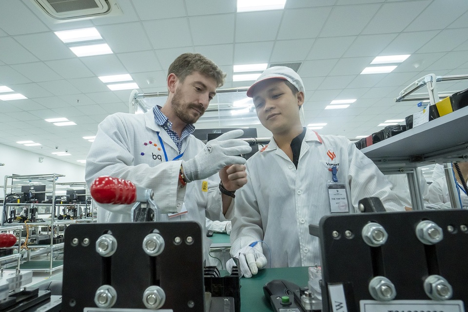 VinGroup chuẩn bị ra mắt điện thoại thông minh Vsmart - 1
Bên trong nhà máy VSmart ở Hải Phòng.
