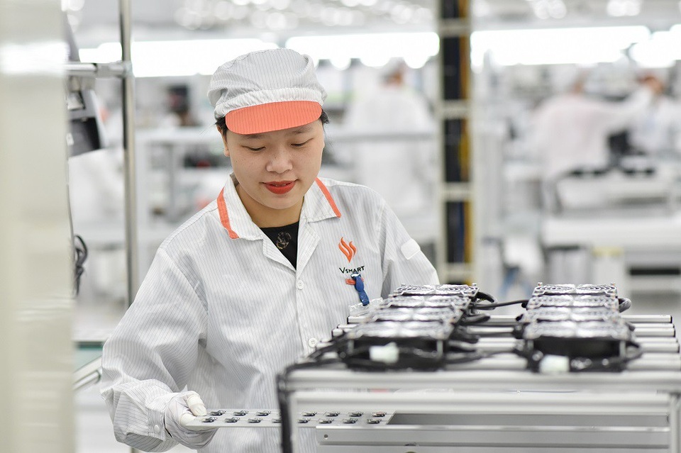 VinGroup chuẩn bị ra mắt điện thoại thông minh Vsmart - 3
Công nhân trong dây chuyền sản xuất VSmart.