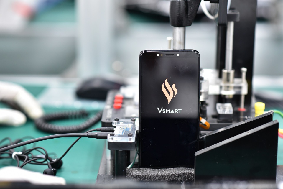 VinGroup chuẩn bị ra mắt điện thoại thông minh Vsmart - 2
Một trong 4 chiếc điện thoại VSmart sẽ ra mắt trong thời gian tới.