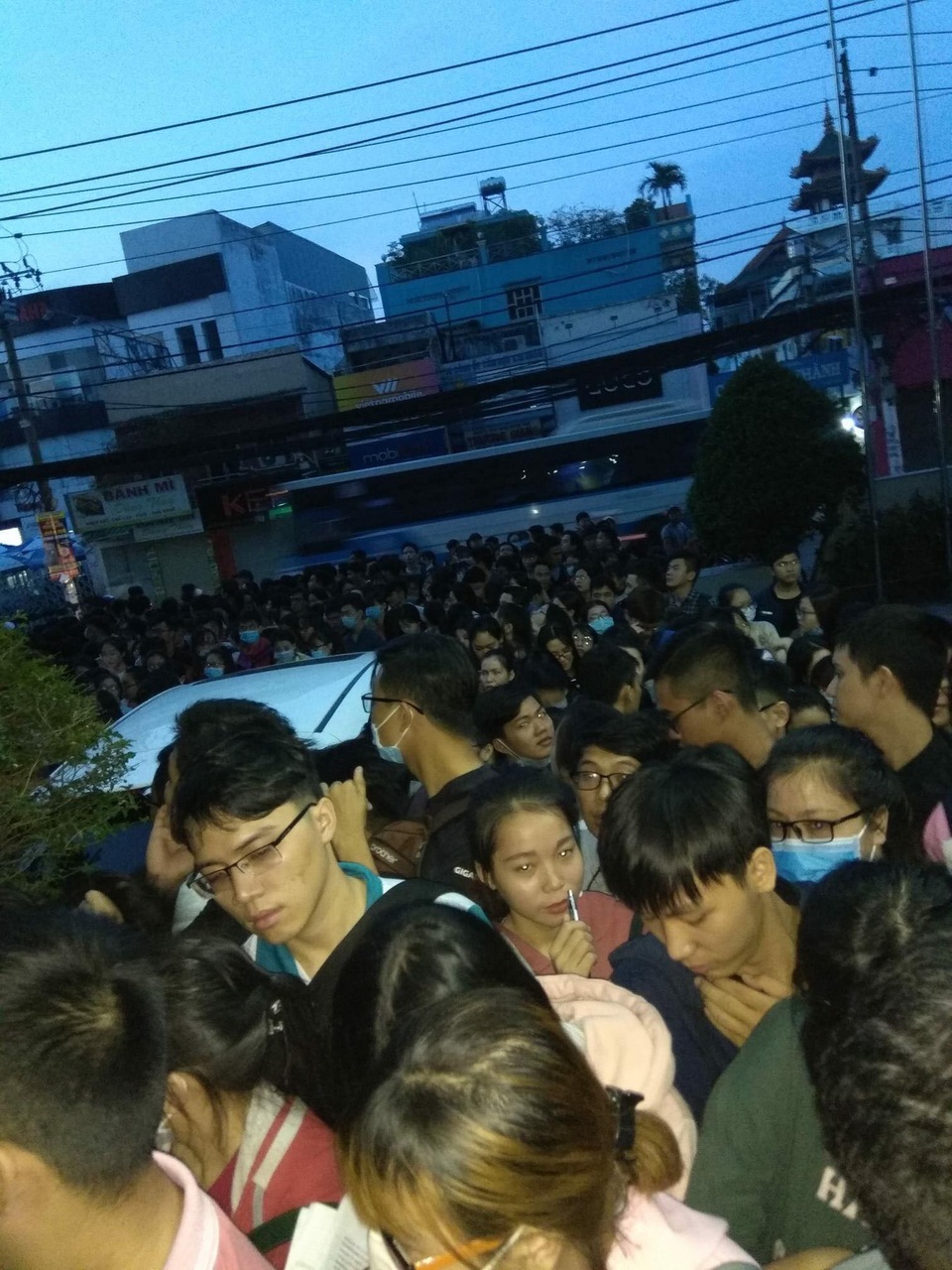 Cả ngàn sinh viên xếp hàng đăng ký thi TOEIC từ 4h sáng - 2 Cảnh tượng chen chúc kinh khủng dù mặt trời chưa lên những ngày qua trước trung tâm IIG (ảnh: Anh Lê)