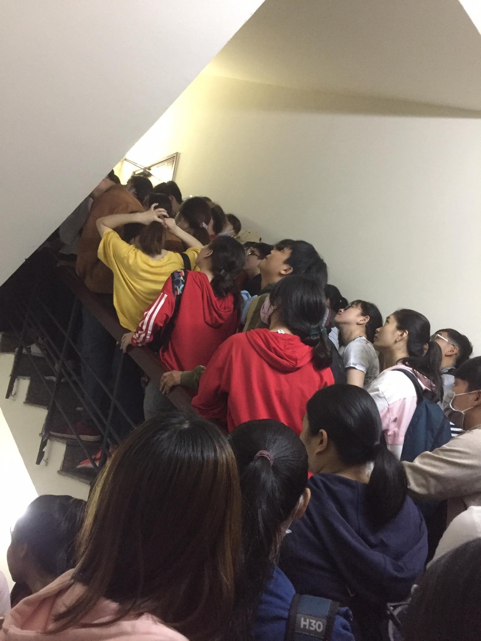 Cả ngàn sinh viên xếp hàng đăng ký thi TOEIC từ 4h sáng - 6 Xếp hàng trong cầu thang bộ với khung cảnh ngột ngạt (ảnh: Hoài Thương và Nguyễn Đức)