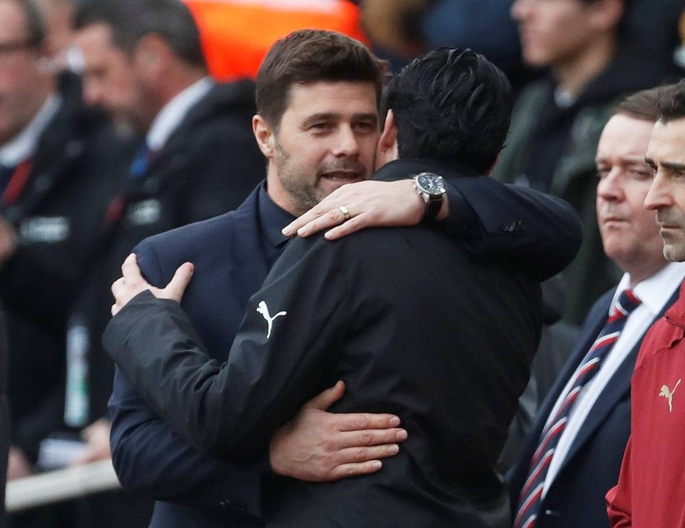 Những khoảnh khắc Arsenal vùi dập Tottenham ở Emirates - 2
Pochettino và Emery chào hỏi nhau trước trận đấu, đây là lần đầu tiên hai chiến lược gia đối đầu với nhau ở trận derby nóng nhất của thành London