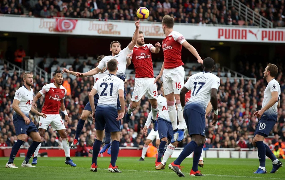 Những khoảnh khắc Arsenal vùi dập Tottenham ở Emirates - 3
Ngay phút 9, Vertonghen gây họa cho Tottenham bằng tình huống để bóng chạm tay trong vòng cấm địa dẫn tới quả phạt đền