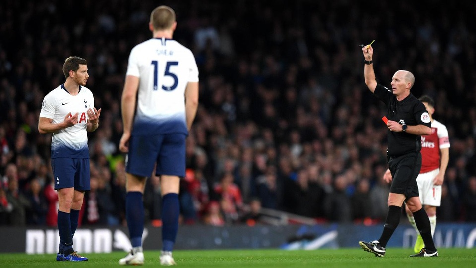 Những khoảnh khắc Arsenal vùi dập Tottenham ở Emirates - 19
Vertonghen có một ngày thi đấu tệ hại, anh bị đuổi ở phút 85. Tuy nhiên, có vẻ hậu vệ người Bỉ bị oan