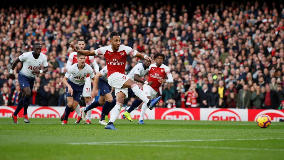 Những khoảnh khắc Arsenal vùi dập Tottenham ở Emirates - 4
Aubameyang dễ dàng sút 11m thành công mang về bàn mở tỉ số trận đấu