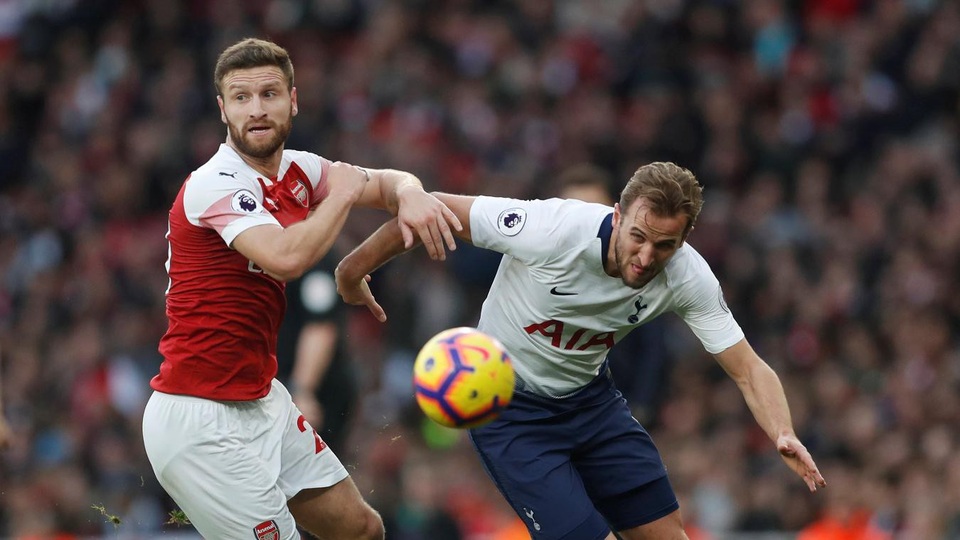 Những khoảnh khắc Arsenal vùi dập Tottenham ở Emirates - 6
Mustafi theo kèm Kane, Tottenham chơi tấn công không sắc nét những phút đầu tiên, bàn thua sớm cũng khiến cầu thủ của họ có phần lo lắng