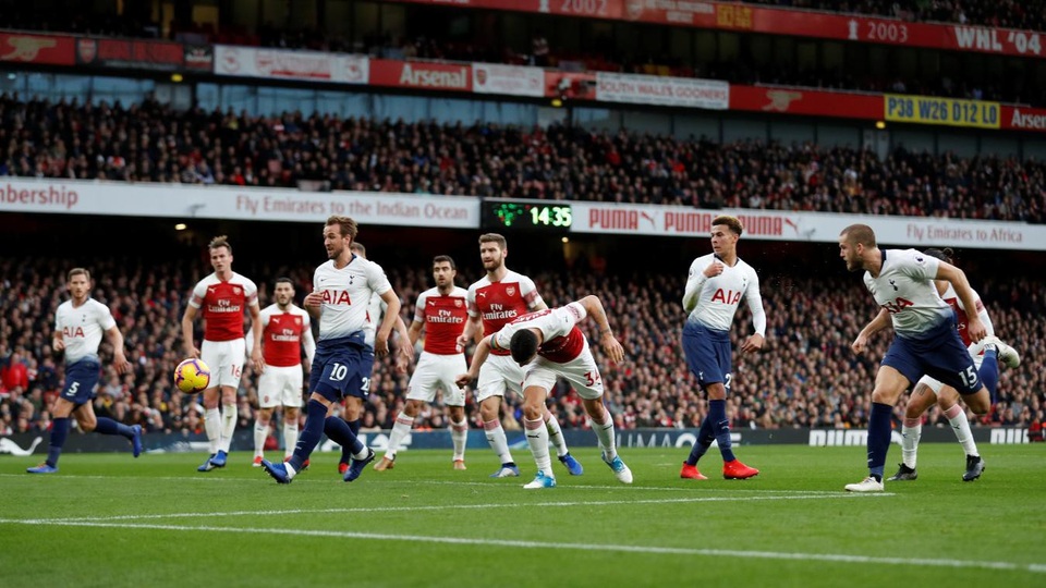 Những khoảnh khắc Arsenal vùi dập Tottenham ở Emirates - 7
Bất ngờ nổ ra ở phút 29 khi Dier đã đánh đầu tung lưới Arsenal từ quả đá phạt. Bàn thắng của cầu thủ người Anh để lại nhiều tranh cãi bởi không rõ cầu thủ này việt vị hay chưa. Các góc máy quay ở Emirates cũng không cho lại một kết quả chắc chắn