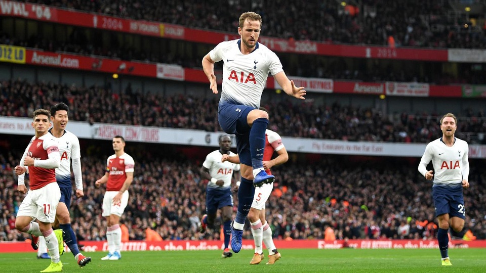 Những khoảnh khắc Arsenal vùi dập Tottenham ở Emirates - 11
Tottenham vượt lên dẫn trước 2-1, Kane có bàn thắng thứ 9 ở mùa giải năm nay, quân bình thành tích của Aubameyang