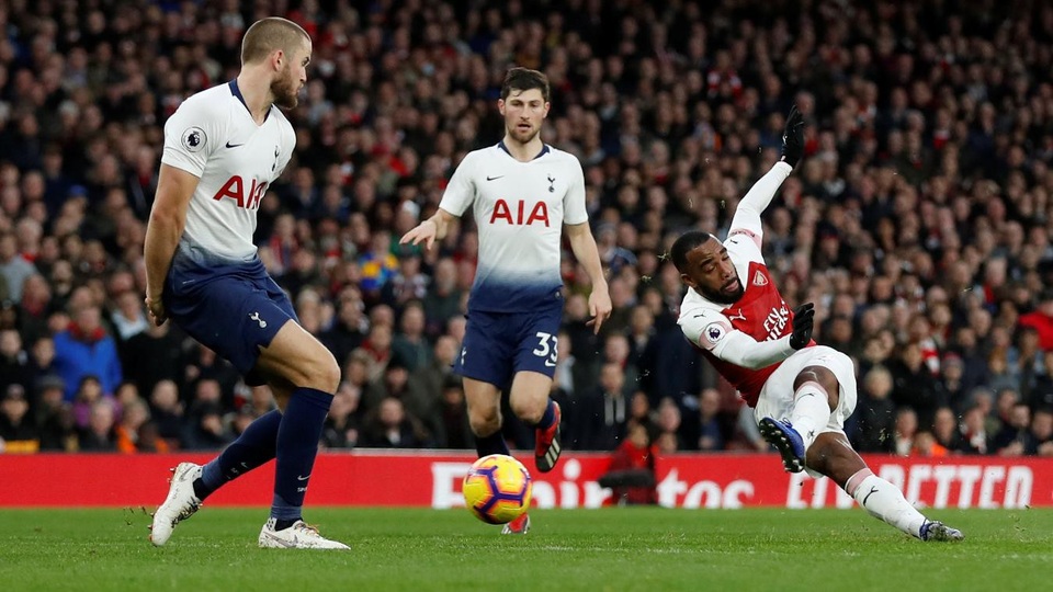 Những khoảnh khắc Arsenal vùi dập Tottenham ở Emirates - 16
Lacazette ăn may với bàn thắng ở phút 75, anh sút bóng trúng chân Dier khiến bóng đổi quỹ đạo đi vào góc trái cầu môn, Lloris cũng không kịp cản phá