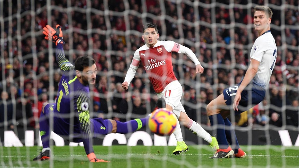 Những khoảnh khắc Arsenal vùi dập Tottenham ở Emirates - 18
Hai phút sau khi vượt lên dẫn trước, Arsenal lại ghi bàn, Torreira nâng tỉ số lên 4-2 với một cú dứt điểm tinh tế