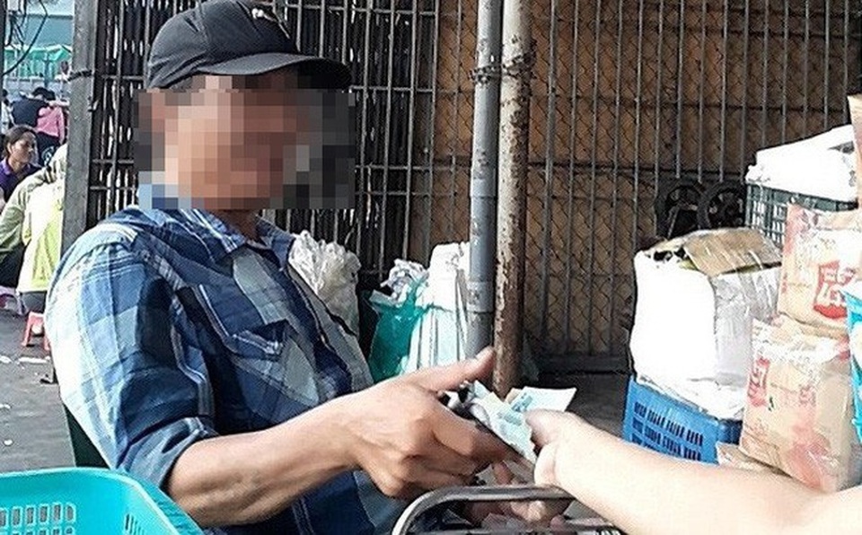 Vụ bảo kê tại chợ Long Biên: Điều tra việc phóng viên bị doạ giết - 1 Những hình ảnh về việc thu tiền bảo kê tại chợ Long Biên được phóng viên ghi lại
