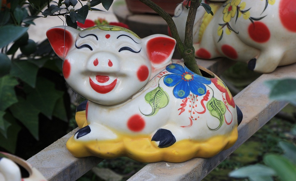 Heo đất “cõng” quất cảnh đón Tết Kỷ Hợi 2019 - 4
Những chú heo đất mang vẻ đáng yêu, dễ thương được gửi gắm ý nghĩa của sự tiết kiệm, no ấm, đủ đầy trong năm mới.